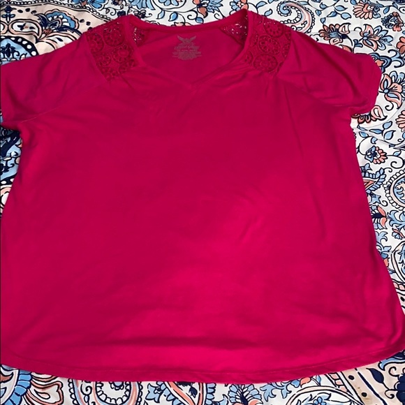 Cute pink  top with crochet accent at shoulder - Picture 4 of 4